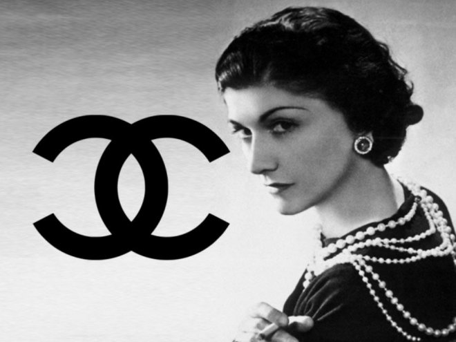 Коко Шанель с логотипом